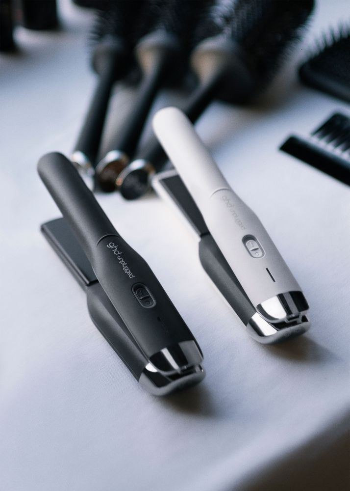 ghd unplugged Styler white + mini paddle brush free